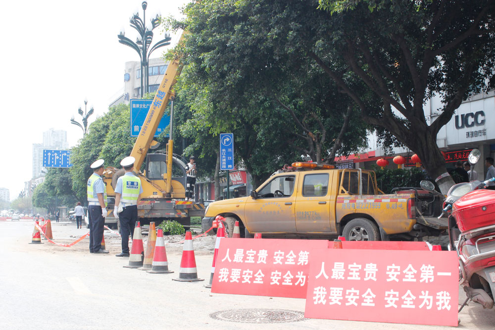 爭分奪秒齊奮戰(zhàn) 搶險鐵軍逞英豪