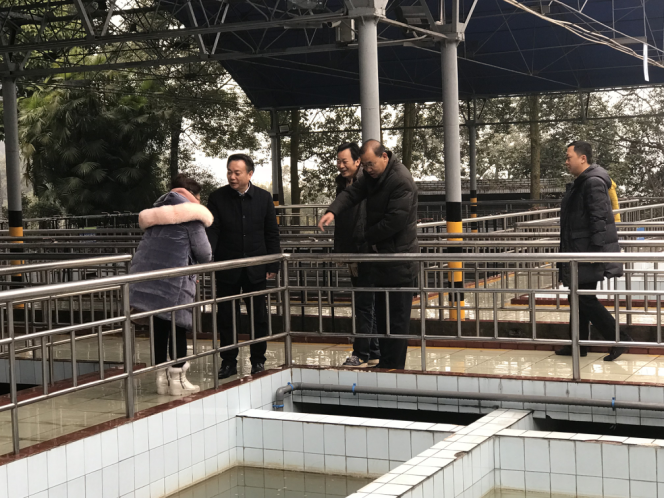 市水務(wù)局局長董大華一行到一水廠對一線員工進行春節(jié)慰問