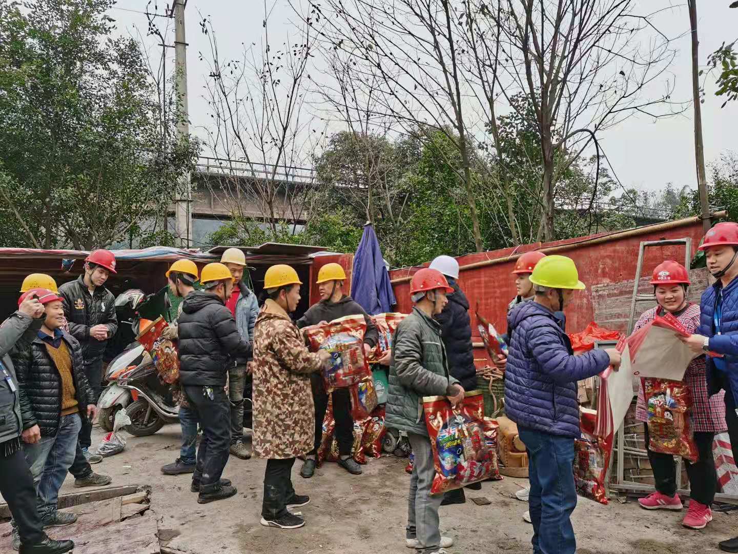 節(jié)前送“?！钡焦さ?  濃濃關(guān)愛暖人心