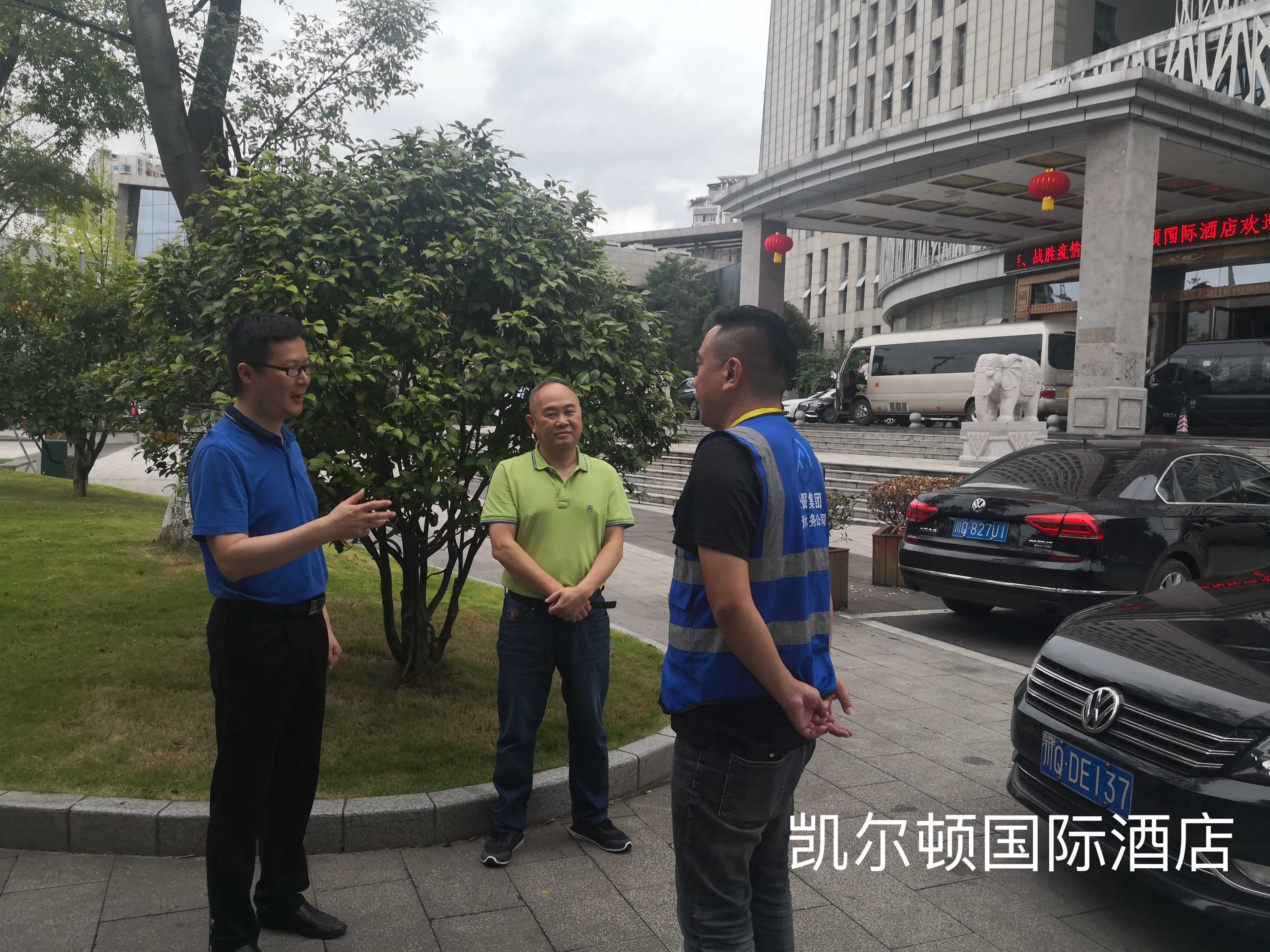 公服集團黨委委員、監(jiān)事會主席周威看望動力電池大會各保障點一線員工